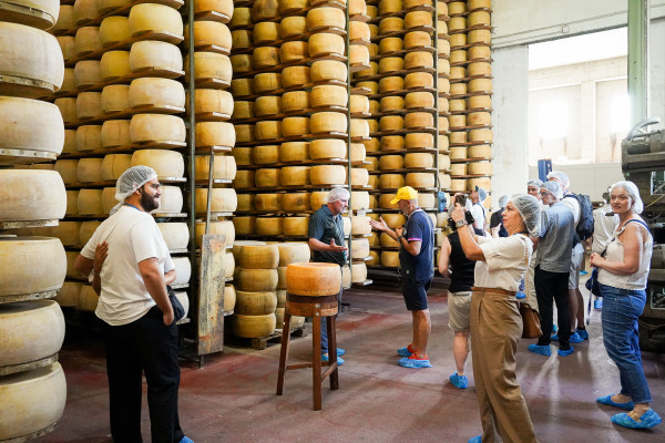 Parmigiano, Aceto Balsamico e Vino con pranzo